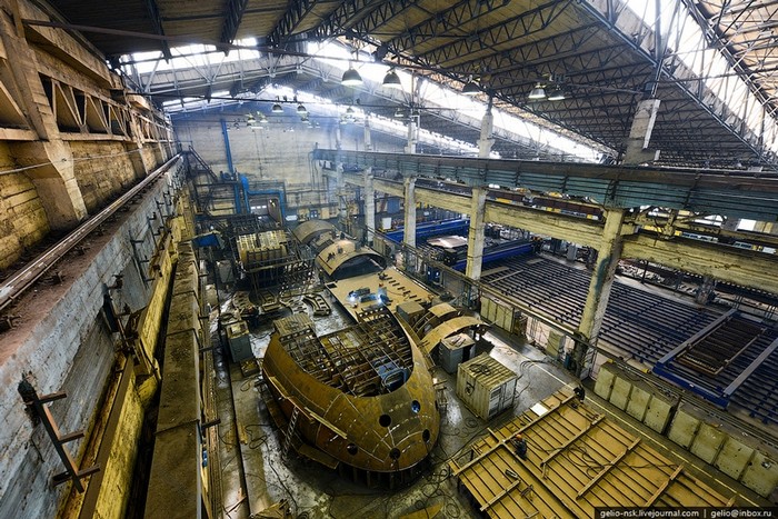 Nhà máy đóng tàu Admiralty được xem là công xưởng chế tạo tàu chiến lâu đời nhất trên toàn lãnh thổ Nga, nó được xây dựng từ năm 1704.Ảnh: Một chiếc tàu ngầm lớp Kilo đang dần hình thành ở nhà máy đóng tàu Admiralty